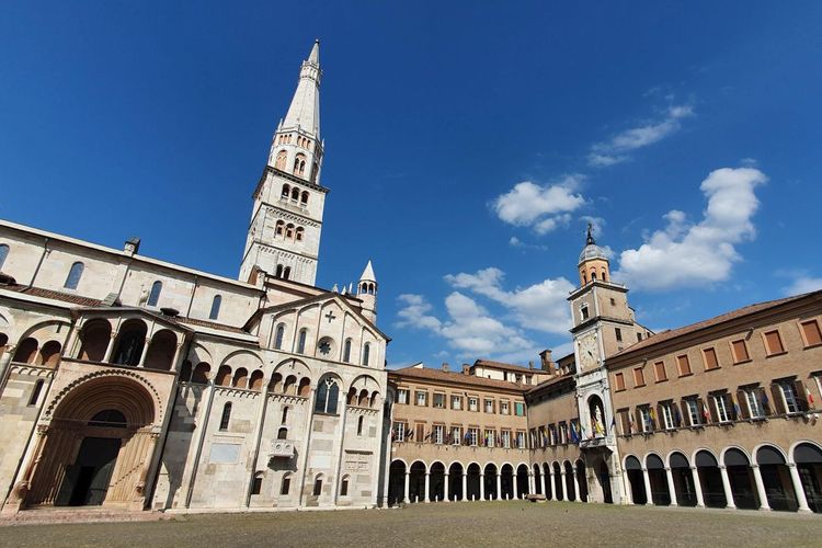 Torre della Ghirlandina di Modena merupakan tempat yang dulu digunakan untuk menyimpan ember kemengangan Pertempuran Zappolino.