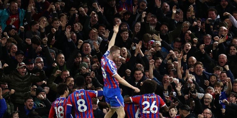 Momen selebrasi Marc Guehi dengan rekan satu timnya setelah mencetak gol dalam pertandingan sepak bola Liga Inggris antara Fulham vs Crystal Palace di Craven Cottage di London pada 7 Desember 2025. (Foto oleh HENRY NICHOLLS / AFP)