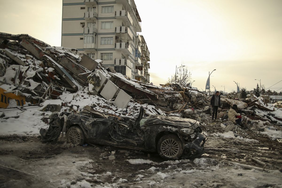 Bangunan yang hancur akibat gempa Turki atau Turkiye di Malatya, Selasa (7/2/2023). Tim SAR terus berupaya menyelamatkan dan mencari para korban gempa di Turki dan Suriah bermagnitudo 7,8 yang mengguncang pada Senin (6/2/2023).