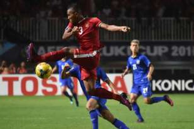 Pemain Indonesia Muhammad Abduh Lestaluhu, menendang bola saat bertanding melawan tim Thailand dalam final Piala AFF 2016 di Stadion Pakansari, Bogor, Rabu (14/12/2016). Indonesia meraih kemenangan 2-1 atas Thailand. AFP PHOTO / BAY ISMOYO