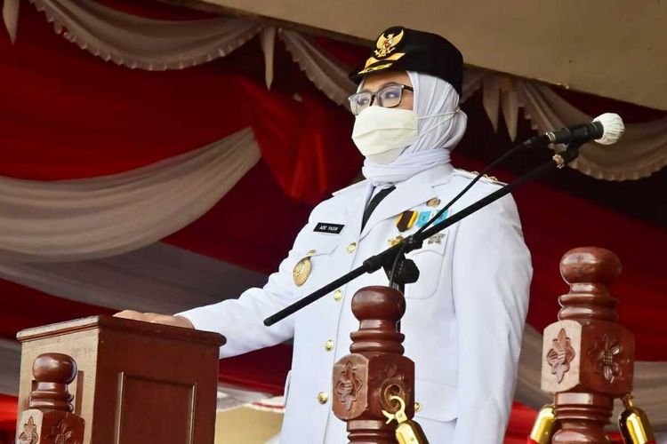 Bupati Bogor Ade Yasin pimpin Upacara Pengibaran Bendera Merah Putih dalam rangka memperingati Hari Ulang Tahun Ke-76 RI di Lapangan Tegar Beriman, Cibinong, Kabupaten Bogor, Jawa Barat, Selasa (17/8/2021).