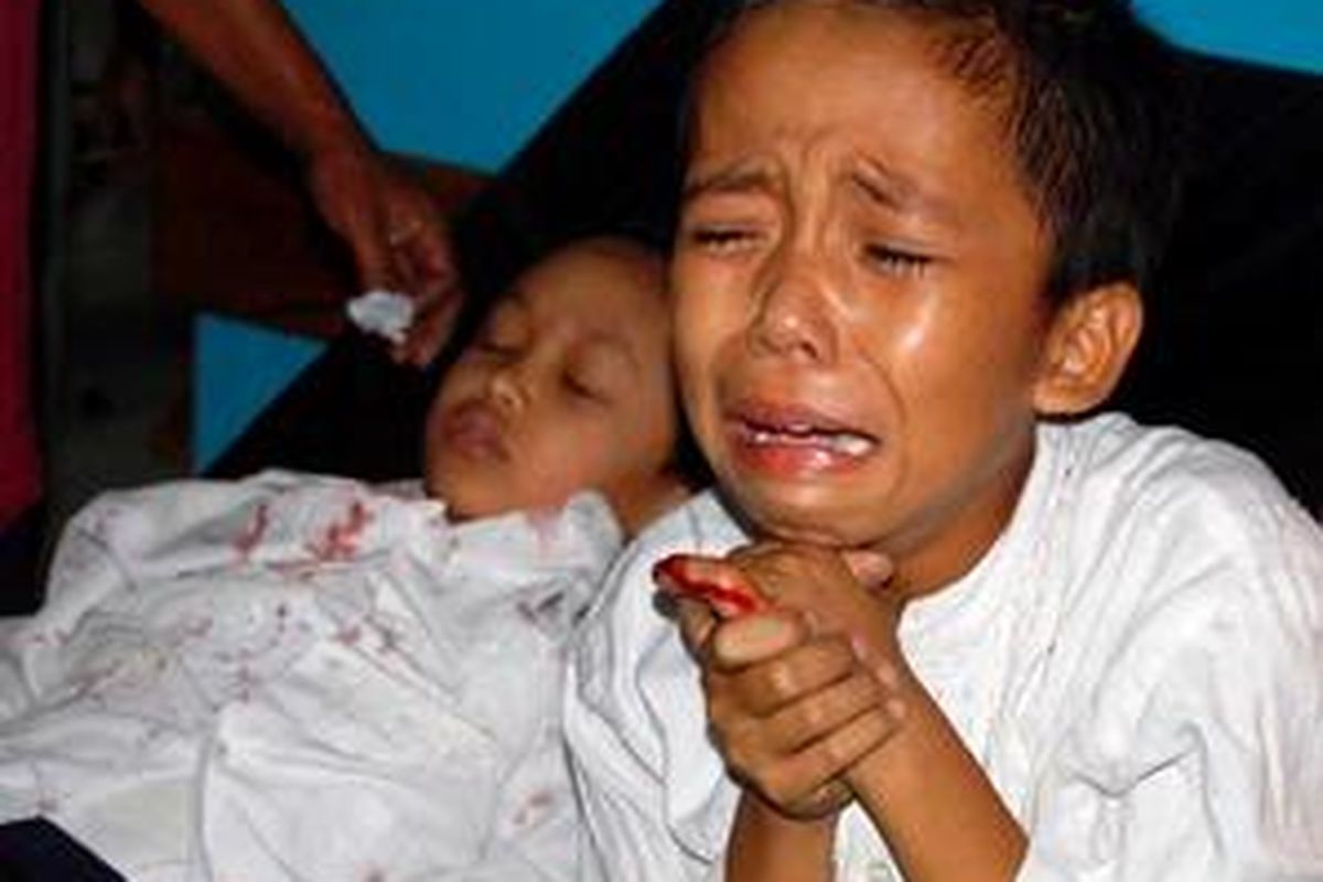 Seorang bocah menjerit menangis karena keluarganya menjadi korban gempa di Tasikmalaya, Jawa Barat, Rabu (2/9).