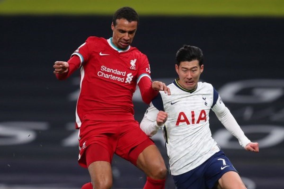 Bek Liverpool, Joel Matip, berduel lawan Son Heung-min pada laga Liga Inggris Tottenham vs Liverpool di Stadion Tottenham, Jumat (29/1/2021) dini hari WIB.