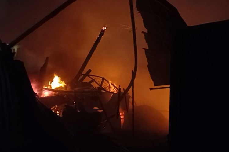Kebakaran melanda sejumlah kios dan bengkel knalpot di Jalan Siaga II, Pasar Minggu, Jakarta Selatan, Jumat (20/10/2023).