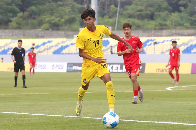 Pemain timnas u17 Malaysia Muhammad Aqif Syameel menggiring bola saat laga pertama babak penyisihan Grup A ASEAN U17 Championship 2026 melawan Vietnam yang berlangsung di Stadion Joko Samudro Gresik, Jawa Timur, Senin (13/4/2026) sore.