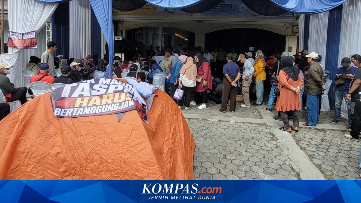 Korban Penipuan Eks Pegawai Bank di Purwokerto Pasang Tenda, Siap Nginap di Kantor Cabang