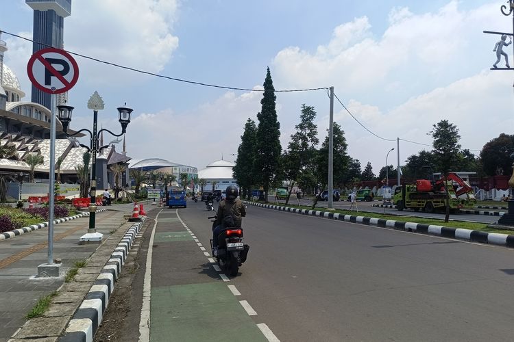 Awas, Parkir Sembarangan di Jalan Lingkar Stadion Pakansari Bakal Diderek Hingga Digembok