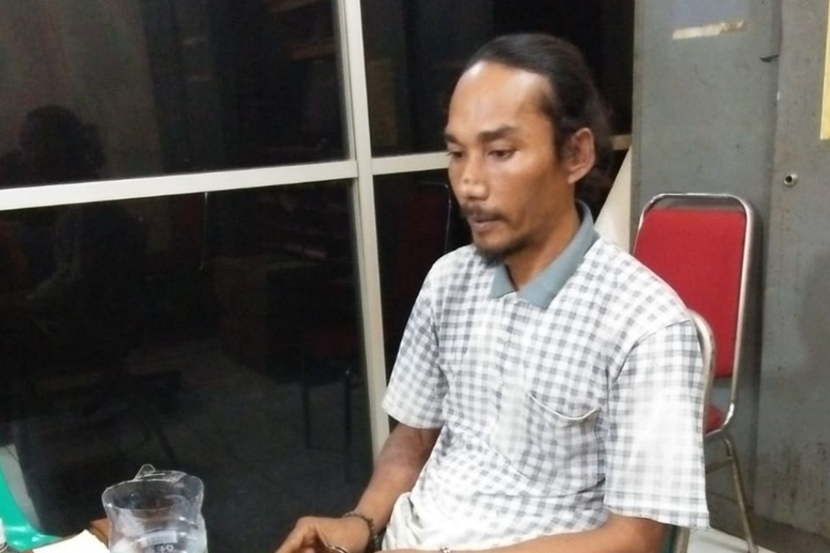 Pria bernama Suherman (35) Bunuh Ayah Kandung Karena Terganggu Suara Dengkuran Saat Tidur di rumahnya, Kampung Kobak Sumur, Sukakarya, Kabupaten Bekasi, Sabtu (31/8/2019).