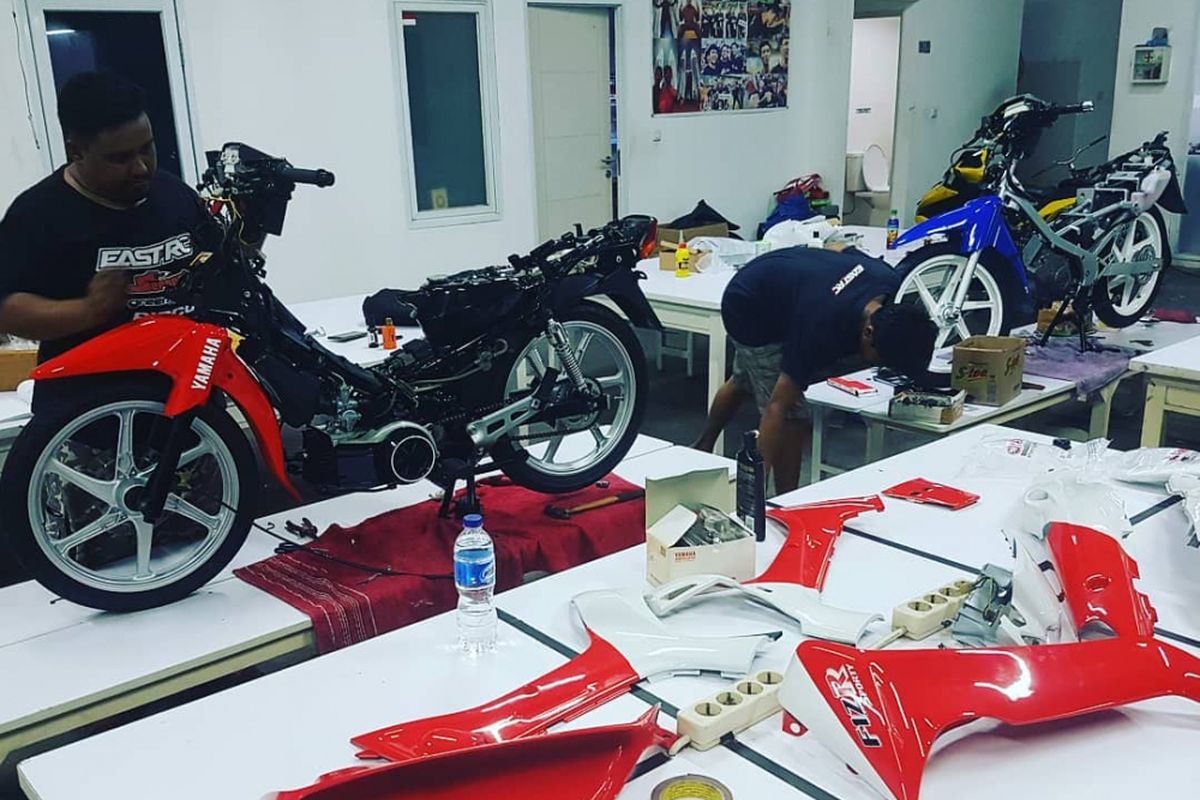 Proses restorasi motor bebek lawas di Greenseta Motorestor.