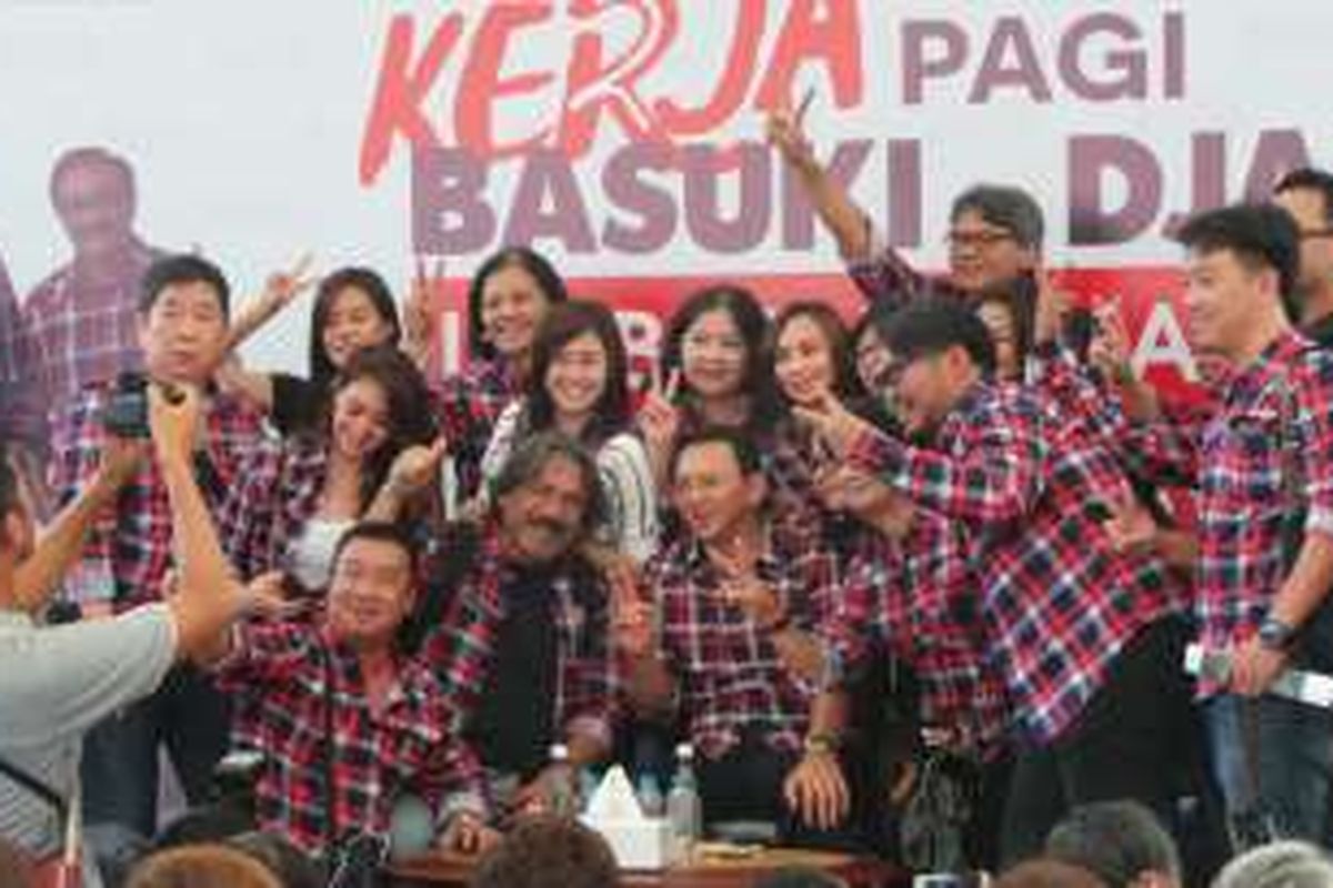 Fotografer Darwis Triadi mendukung pasangan Ahok-Djarot, di Rumah Lembang, Menteng, Jakarta Pusat, Kamis (8/12/2016).