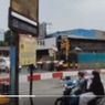 Viral, Video Detik-detik Wanita Terobos Palang Pintu Nyaris Tertabrak Kereta di Cikampek