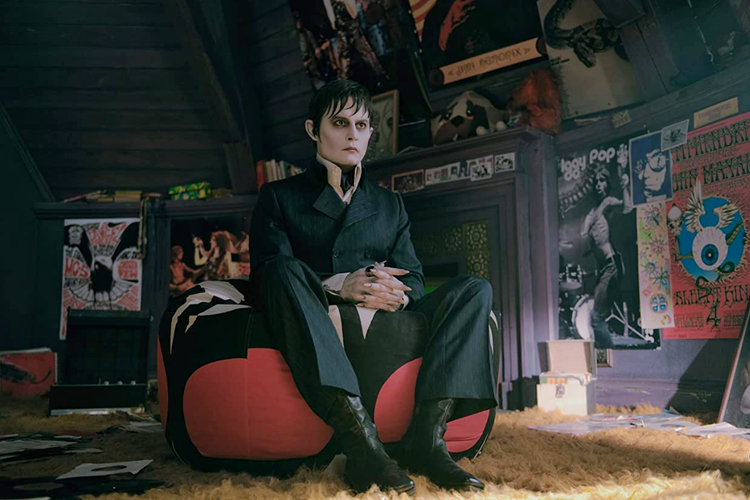 Johnny Depp berperan sebagai Barnabas Collins dalam film horor komedi Dark Shadows (2012).