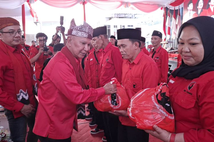Bagikan 1.000 Paket Sembako di Malang, Said Abdullah: PDI Perjuangan Tak Hanya Hadir 5 Tahun Sekali