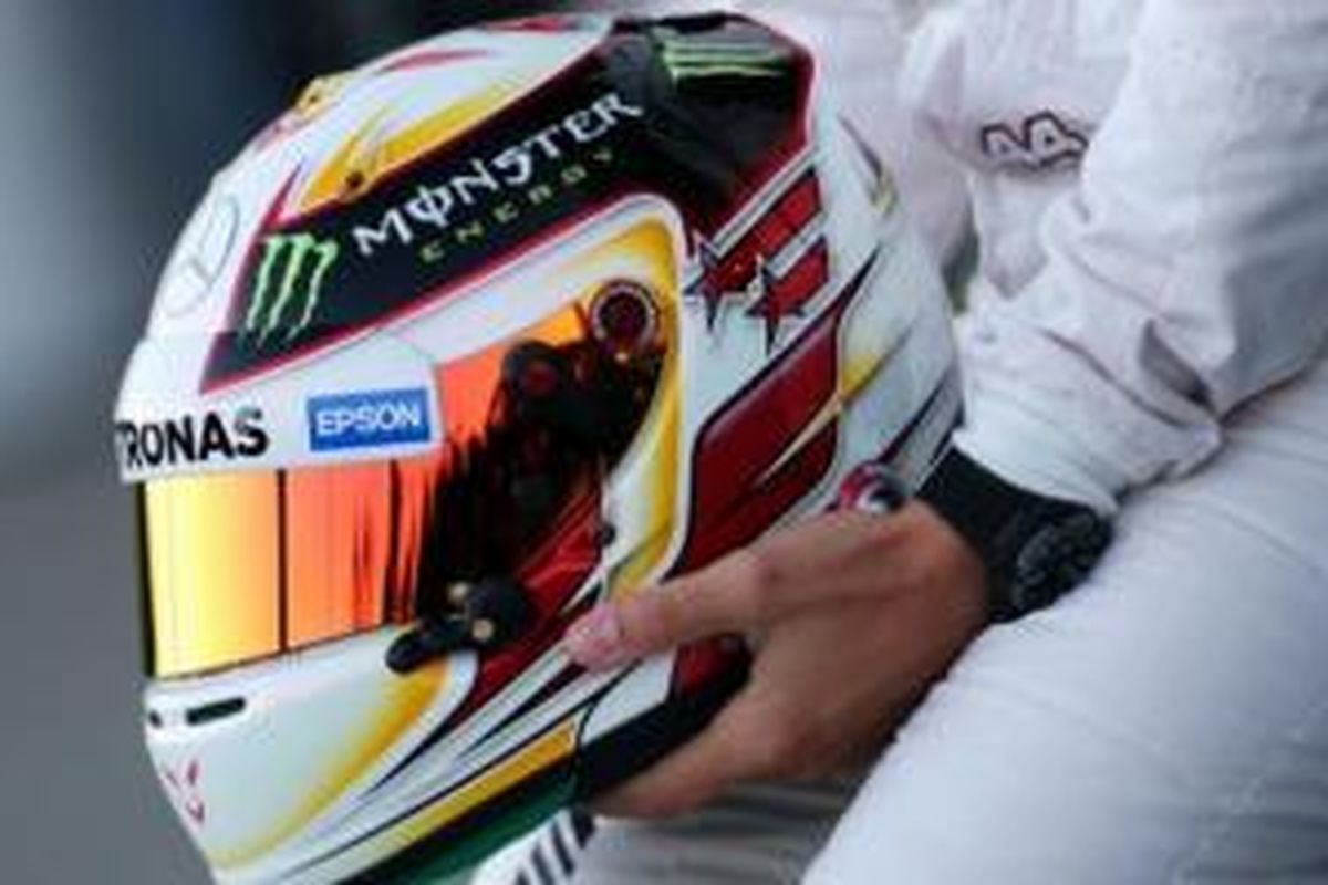 Helm yang digunakan juara dunia F1 musim lalu, Lewis Hamilton