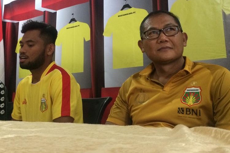 Saddil Ramdani (kiri) bersama COO Bhayangkara FC, Sumardji (kanan), dalam konferensi pers, Sabtu (8/2/2020). 