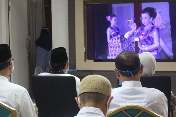 Peringatan Hari Batik Nasional dengan cara virtual di Kota Pekalongan Jawa Tengah.
