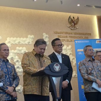Menteri Koordinator Bidang Perekonomian Airlangga Hartarto di kantornya, Jakarta, pada Selasa (16/12/2025).