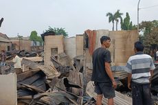 Lapak Pemulung Ludes Terbakar di Duren Sawit, Warga Cari Harta Tersisa di Antara Tumpukan Puing