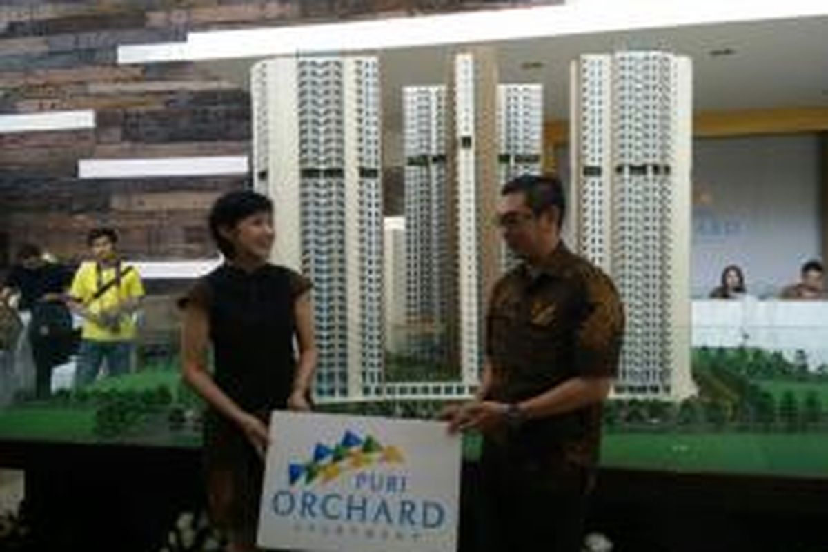 Public Relation Manager Puri Orchard, Devianty Utama dan Marketing Communication Manager Puri Orchard, Christopher, berpose dengan latar belakang apartemen Puri Orchard yang dilengkapi 