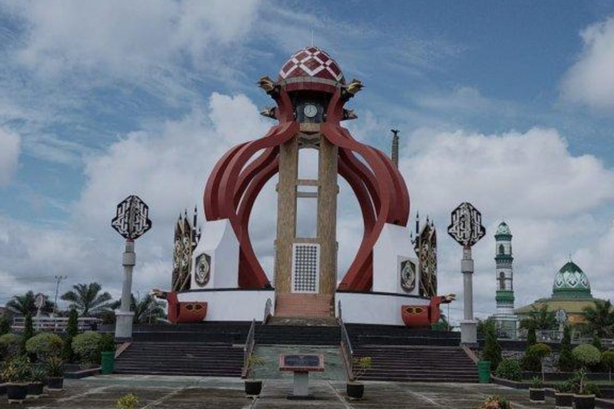 Tugu Perdamaian Sampit di Bundaran Balanga, Kotawaringin Timur, Kalimantan Tengah.