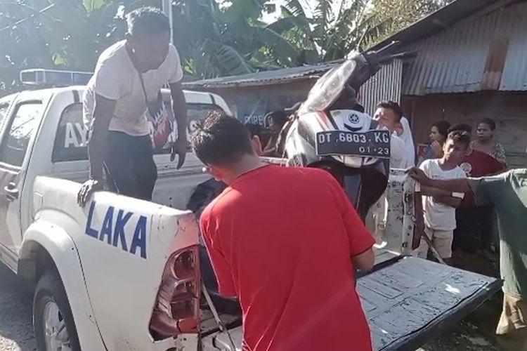 Tabrakan maut antara sepeda motor melawan mobil truk terjadi ruas jalan Anoa, Kelurahan Kadolomoko, Kecamatan Kokalukuna, Kota Baubau, Sulawesi Tenggara, Rabu (19/10/2022) sekitar pukul 15.24 wita.
