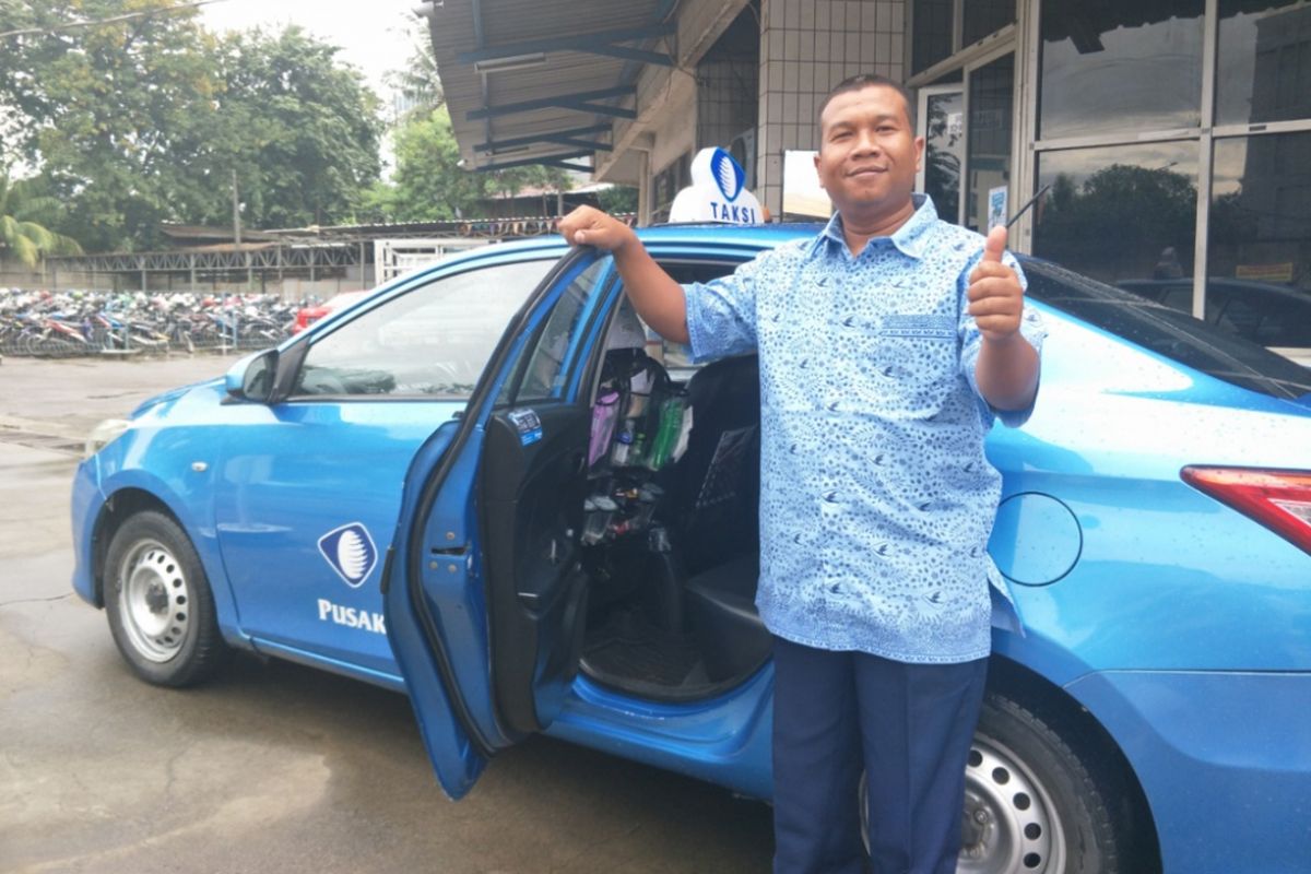 Sopir taxi Bluebird, Fachruroji menyediakan minuman, permen dan perlengkapan lainnya untuk penumpangnya. Foto diambil di pool Blue Bird, Kelapa Gading, Jakarta Utara, Selasa (24/4/2018).