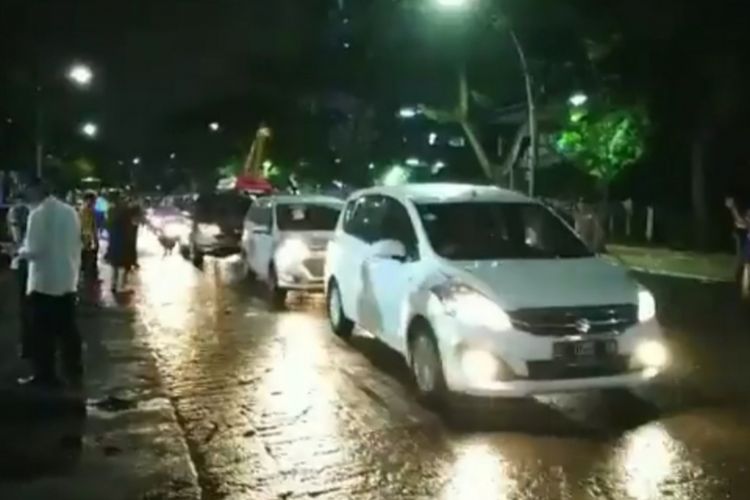 Sejumlah kendaraan melintasi Jalan Raya Gubeng setelah akses jalan itu resmi dibuka kembali pada Kamis (27/12/2018) pukul 18.00 WIB.