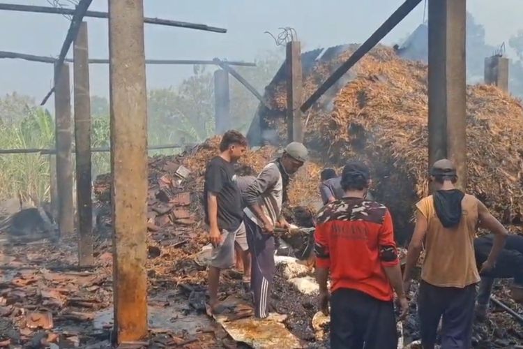 4 Ton Gula Siap Edar Ludes Akibat Kebakaran Gudang di Kudus, Pemilik Rugi Ratusan Juta