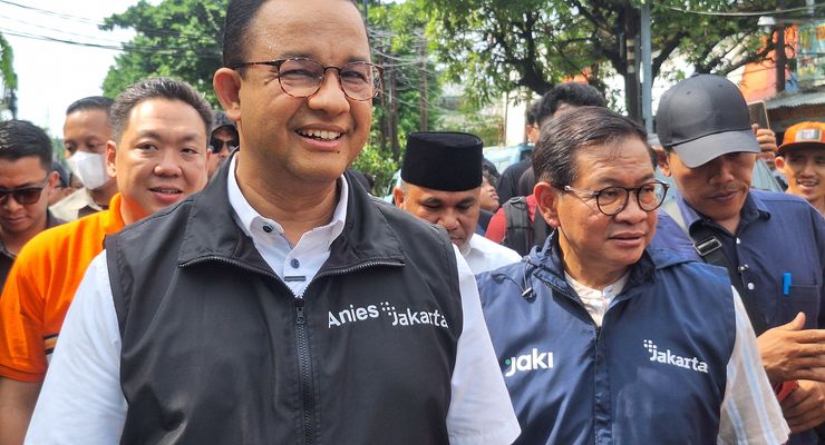 Disambut Warga Saat Blusukan Bareng Pramono, Anies: Jabat Tangannya Kenceng Bener!