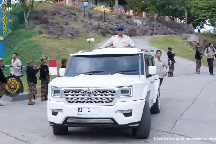 Prabowo Tiba di Lombok untuk Resmikan Bendungan, Sapa Warga dari Atas Maung