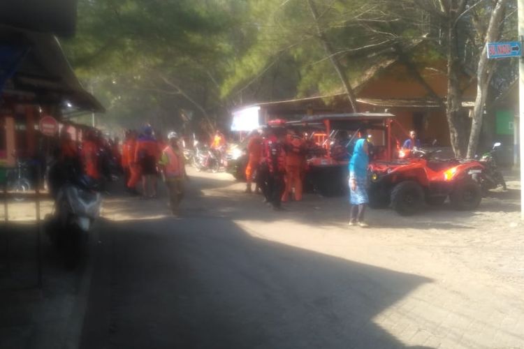 Tim SAR tengah bersiap untuk melakukan proses pencarian tahap dua terhadap Ferry Anto dan anaknya, Fajrina Dwi Saputri (Freya), yang hilang terseret ombak di Pantai Baru, Poncosari, Srandakan, Bantul, Yogyakarta, pada Kamis (20/6/2019) pagi WIB.