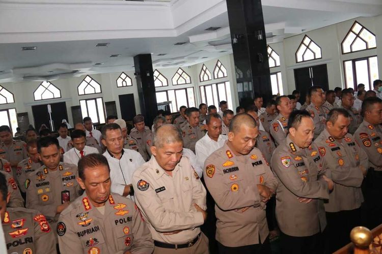 Polda Sumatera Selatan menggelar shalat ghaib terkait wafatnya Direktur Kriminal Khusus (Ditreskrimsus) Kombes Pol Agung Marlianto, Senin (18/9/2023),
