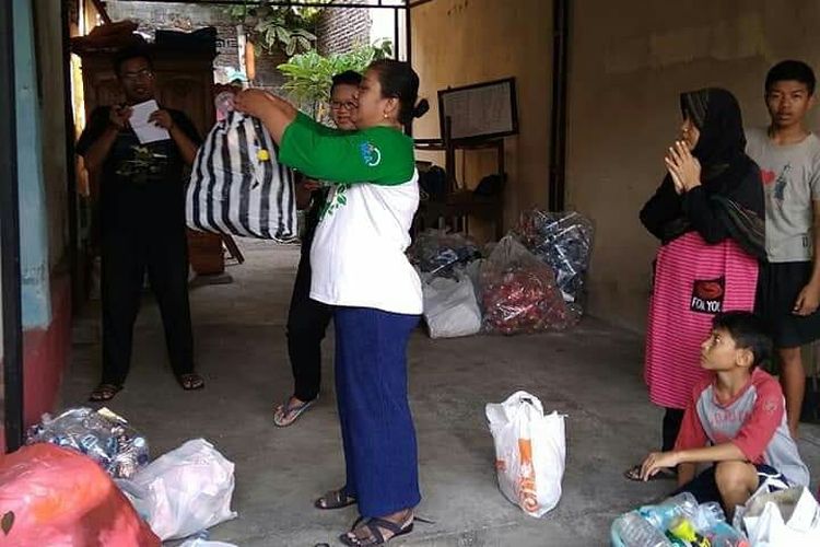 Nampak warga antre menimbang sampah yang sudah dipilah di Bank Sampah di Kampung Kitiran RT 002/ RW 008, Yosoroto, Kelurahan Purwosari, Kecamatan Laweyan, Kota Solo, Jawa Tengah.