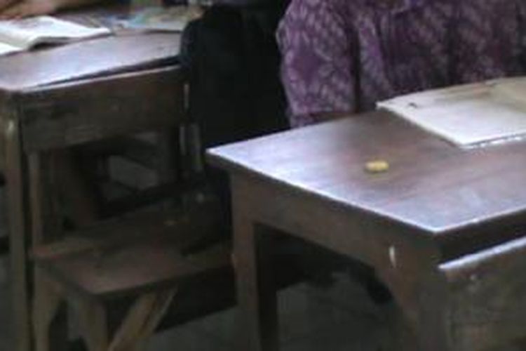 Bangku kelas Almarhum Santa Maria Claudia di SD Ngabeyan 3, Kartasura, pada hari Rabu (25/3/2015). 