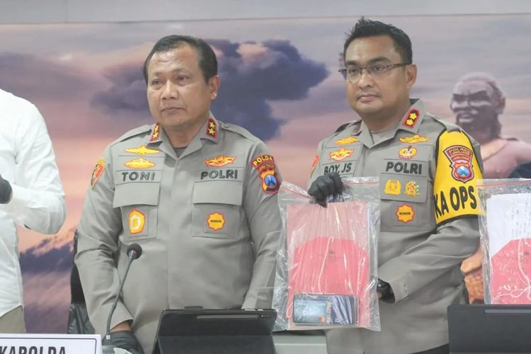 Kapolres Lumajang AKBP Boy Jeckson Situmorang bersama Kapolda Jawa Timur Irjen Pol Toni Harmanto di Mapolda Lumajang, Selasa (7/3/2023)