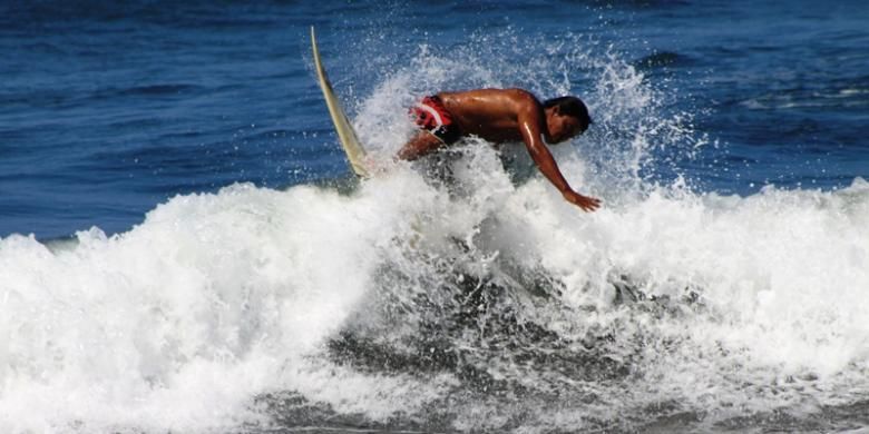 Surfing di Pantai Grajagan, Banyuwangi, Jawa Timur.