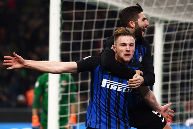 Bek Inter Milan, Milan Skriniar, merayakan golnya ke gawang Benevento pada pertandingan pekan ke-26 Serie A di Stadion Giuseppe Meazza, Sabtu (24/2/2018).