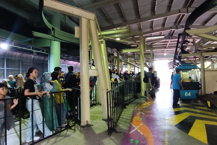 Antusiasme Masyarakat Bikin Antrean Kereta Gantung di TMII Mengular