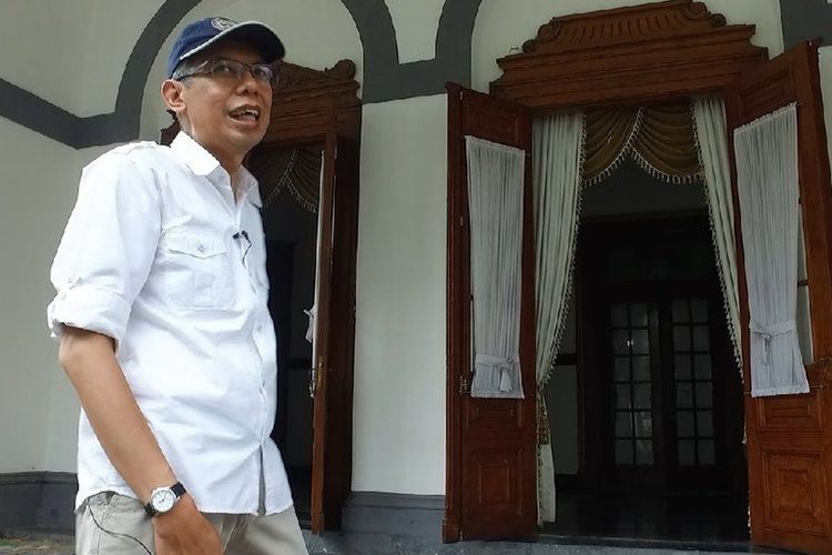 Dicky Soeria Atmadja menunjukkan pintu utama Stasiun Bogor. 