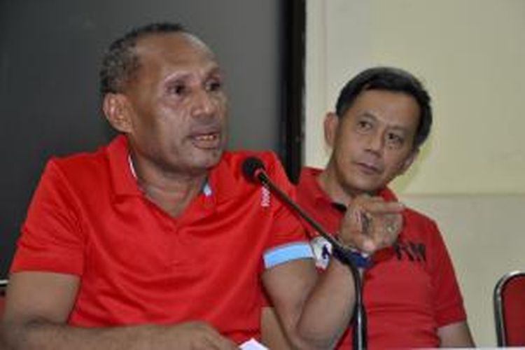 Ketua Umum Persipura, Benhur Tommy Mano, didampingi Manajer Persipura, Rudy Maswi dengan mata berkaca menyampaikan kekecewaan tim Persipura setelah tim Pahang FC menolak bertanding akibat 4 pemain asing tak mendapat ijin dari Dirjen Keimigrasian. 