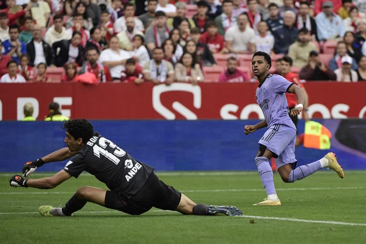 Penyerang Real Madrid, Rodrygo, beraksi dalam laga lanjutan Liga Spanyol musim 2022-2023 kontra Sevilla. Laga Sevilla vs Madrid berlangsung di Stadion Ramon Sanchez Pizjuan pada Minggu (28/5/2023) dini hari WIB.