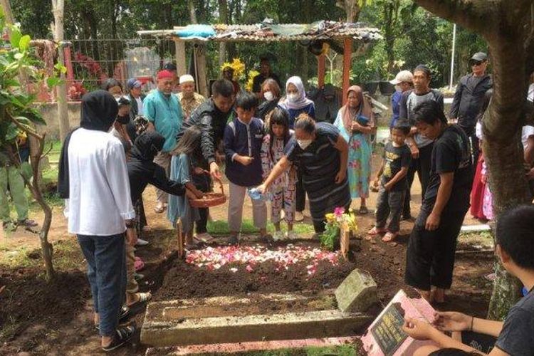Suasana pemakaman Azumi Hinata (11) di Taman Pemakaman Umum (TPU) Cibarunay Sarijadi, Kota Bandung, Selasa (7/2/2023). Para tetangga menyebut Azumi yang meninggal setelah disiksa ayah kandung ini dikenal periang dan penurut
