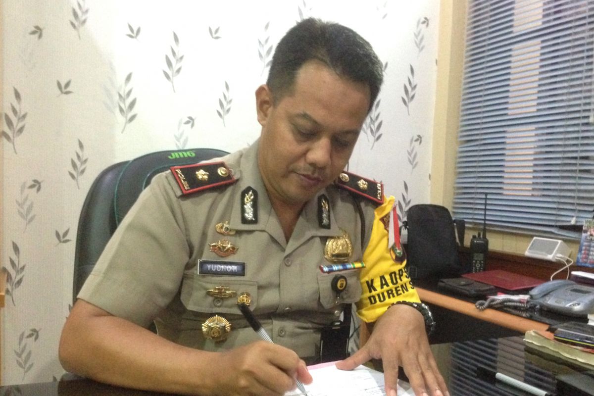 Kapolsek Duren Sawit Kompol Yudho Huntoro saat ditemui di Polsek Duren Sawit, Jakarta Timur, Senin (10/4/2017).