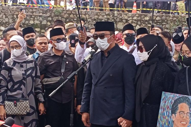 Gubernur Jawa Barat, Ridwan Kamil saat meresmikan penamaan masjid di Islamic Center Baitulridwan dengan Nama Al-Mumtadz, Senin (13/6/2022).