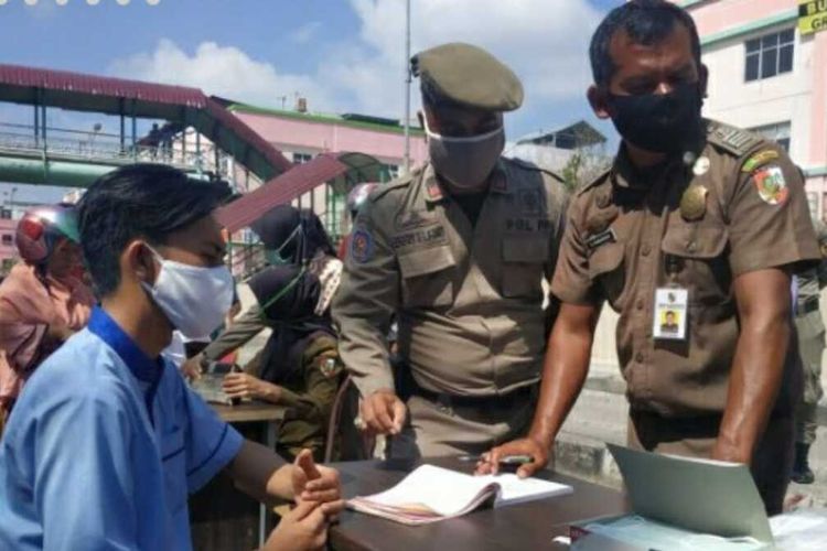 Petugas Satpol Pp Pekanbaru melakukan pengawasan berlakukan sanksi bagi warga yang melanggar protokol kesehatan di Kota Pekanbaru, Senin (10/8/2020). Dok Humas Pemkot Pekanbaru
