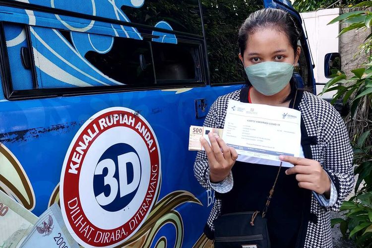 Kegiatan penukaran uang baru syarat bukti vaksin booster tersedia di Klinik Bhayangkara Solo, Jalan Slamet Riyadi, Kelurahan Purwosari, Kecamatan Laweyan, Kota Solo.