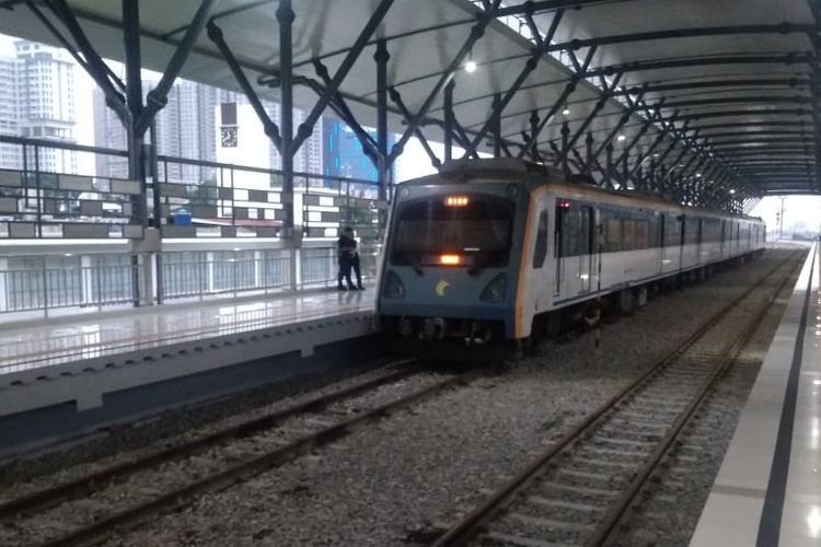 Kereta Api (KA) Bandara Kualanamu Medan melintasi jalur layang KA yang baru beroperasi 1 Desember 2019. 