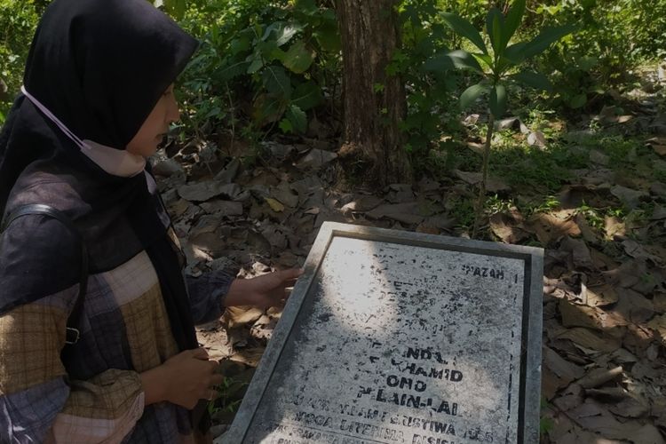 Yunika Wulandari warga Kabupaten Demak saat menyambangi makam korban pembantaian G30S PKI di Hutan Plumbon Semarang. Kamis (29/9/2022)
