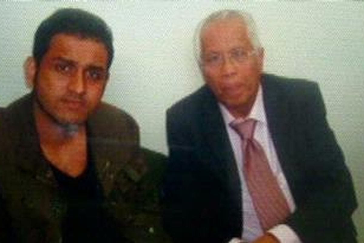 Muhammad Nazaruddin bertemu dengan pengacaranya OC Kaligis di Bogota, Kolombia. Foto ini tidak bertanggal.