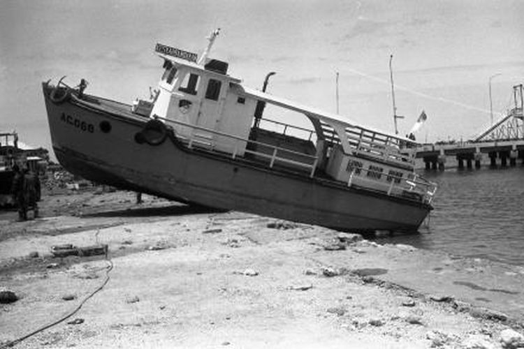 Sebuah motor boat terlempar sampai ke darat akibat gelombang pasang raksasa (tsunami) yang melanda Pulau Flores, Sabtu, 12 Desember 1992.